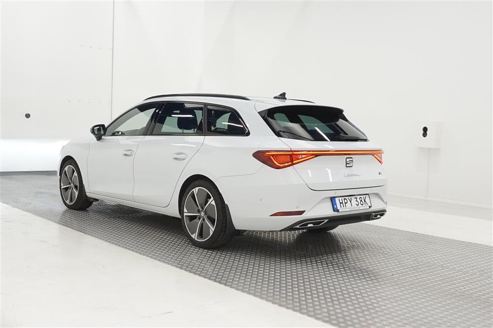 SEAT Leon FR 2.0 TSI 190hk Cockpit Panorama B-kamera Skinnexteriör