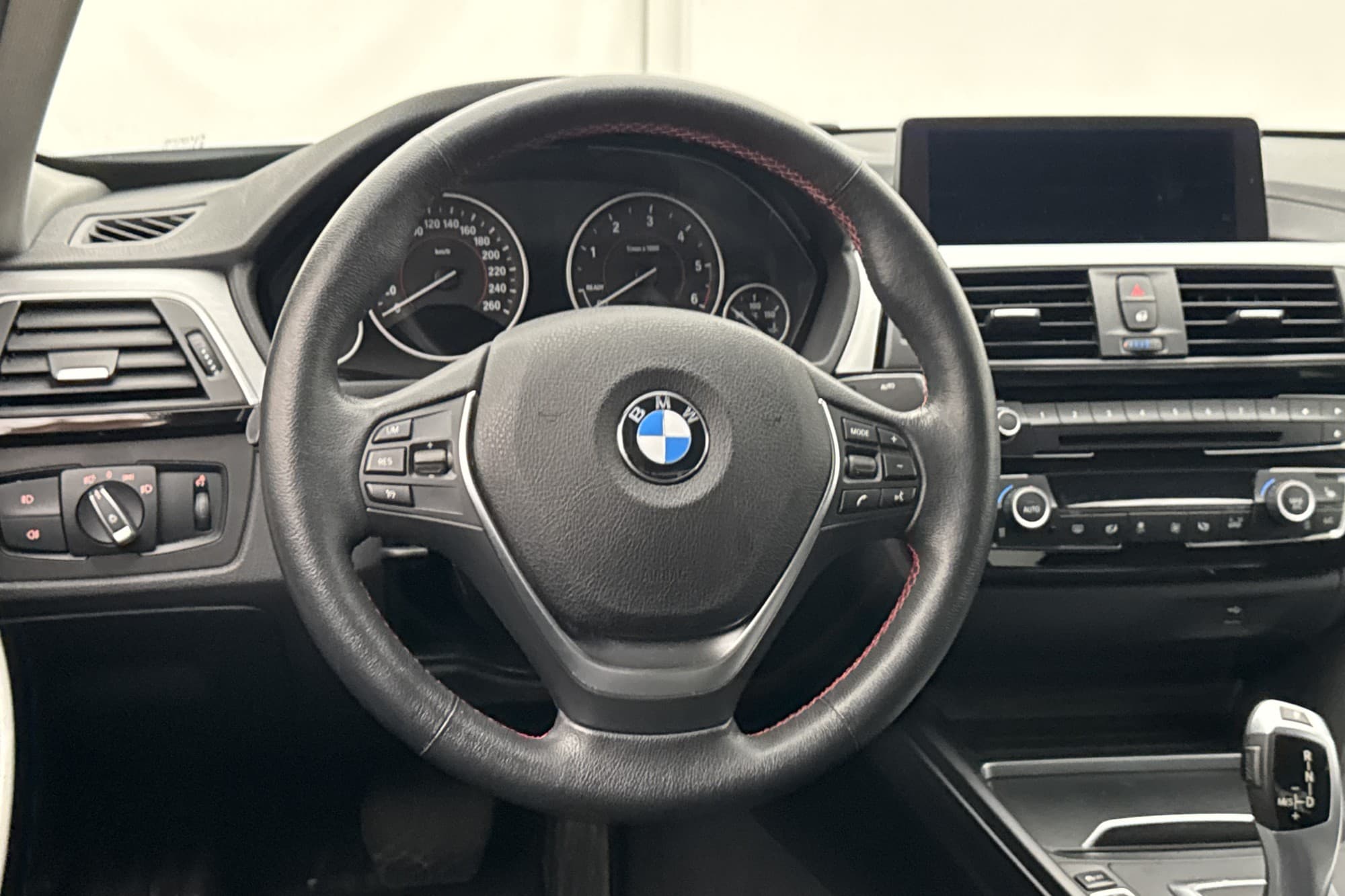 BMW 320d xDrive Sport line Kamera Hifi Navigation Få Brukare