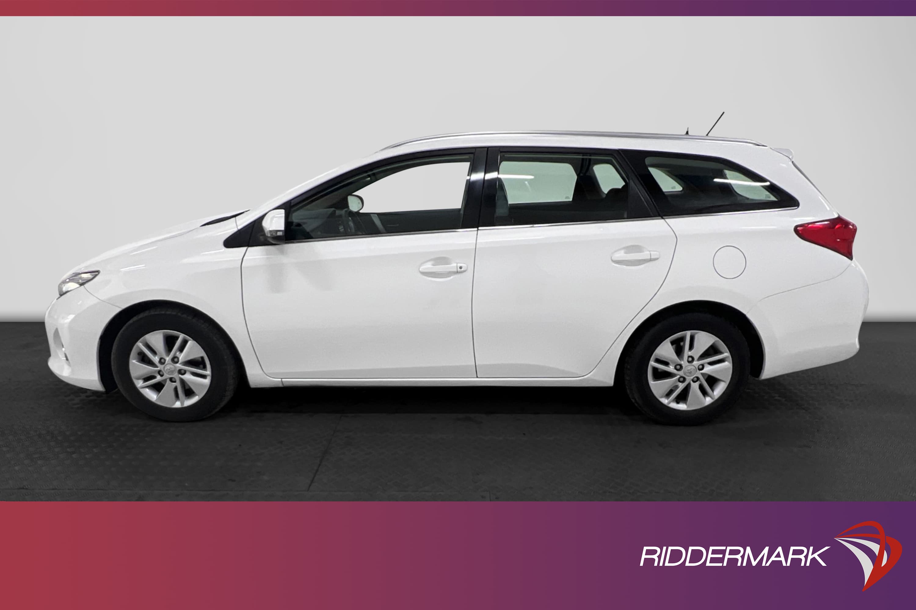 Toyota Auris Hybrid e-CVT 136hk