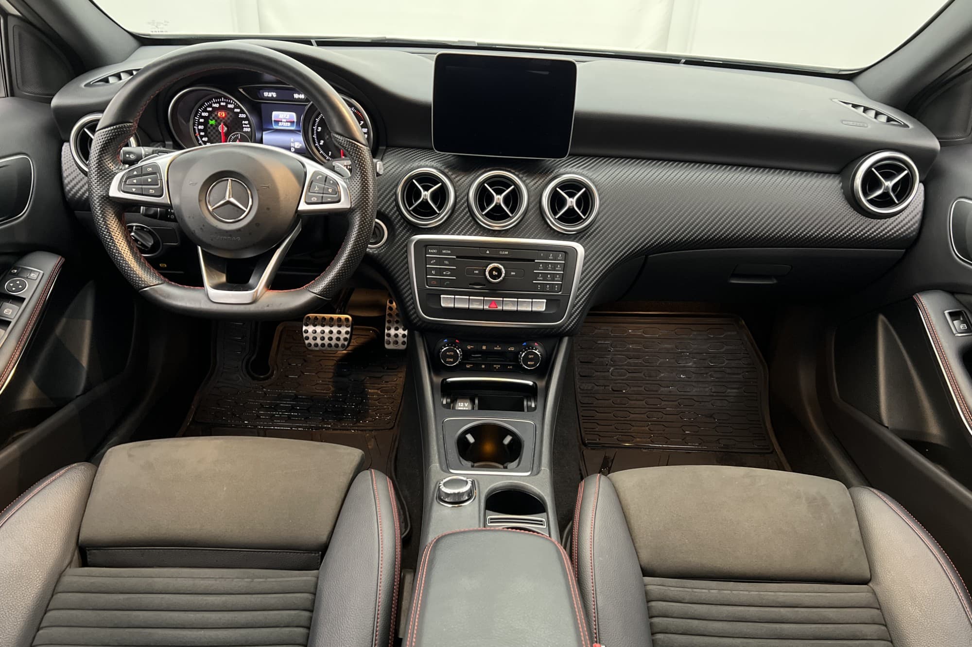 Mercedes-Benz A180 122hk AMG Sport Night Backkamera CarPlay