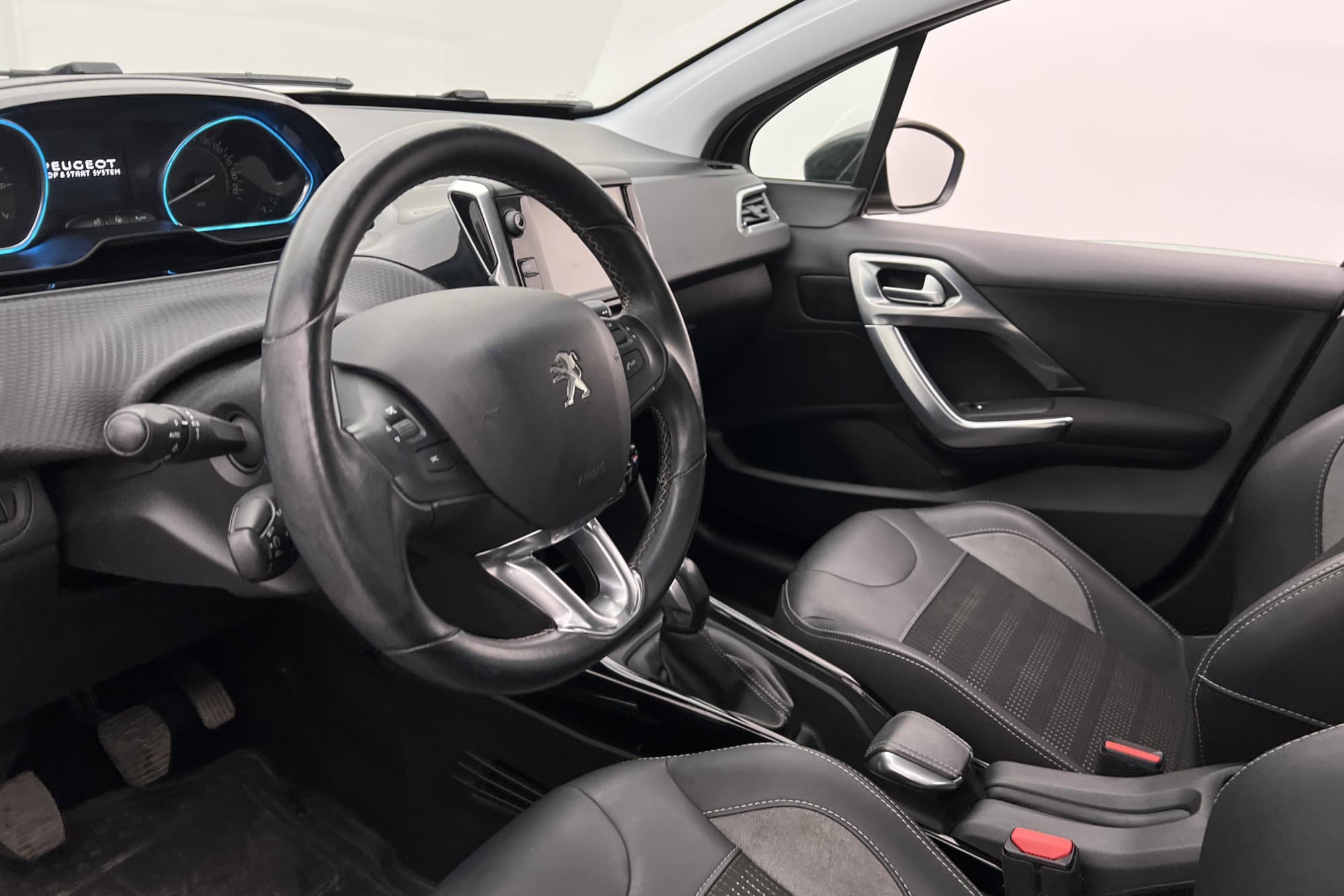 Peugeot 2008 1.2 83hk Allure Halvskinn Sensorer Farthållare