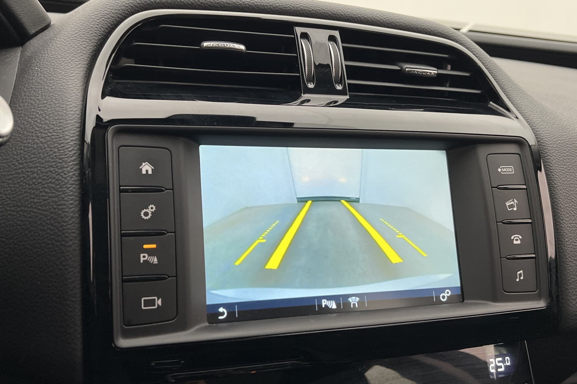 Jaguar XE 20d Automatisk 180hk Motorvärmare Kamera Rattvärme