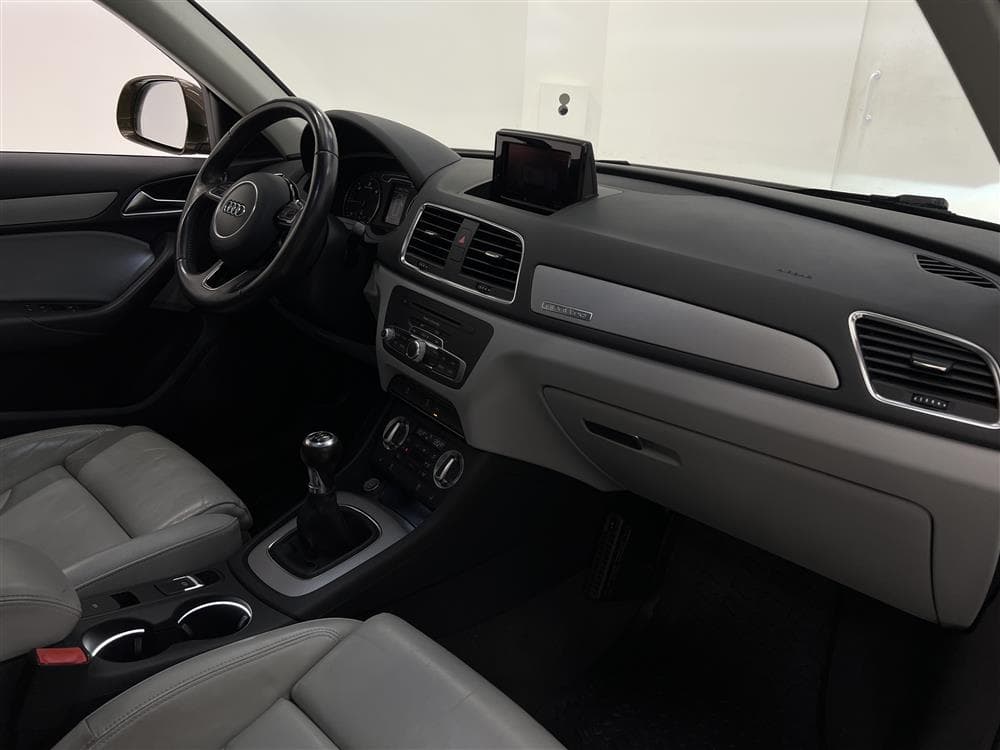 Audi Q3 2.0 TDI Quattro 140hk Pano Skinn Navi 0,57l/milinteriör