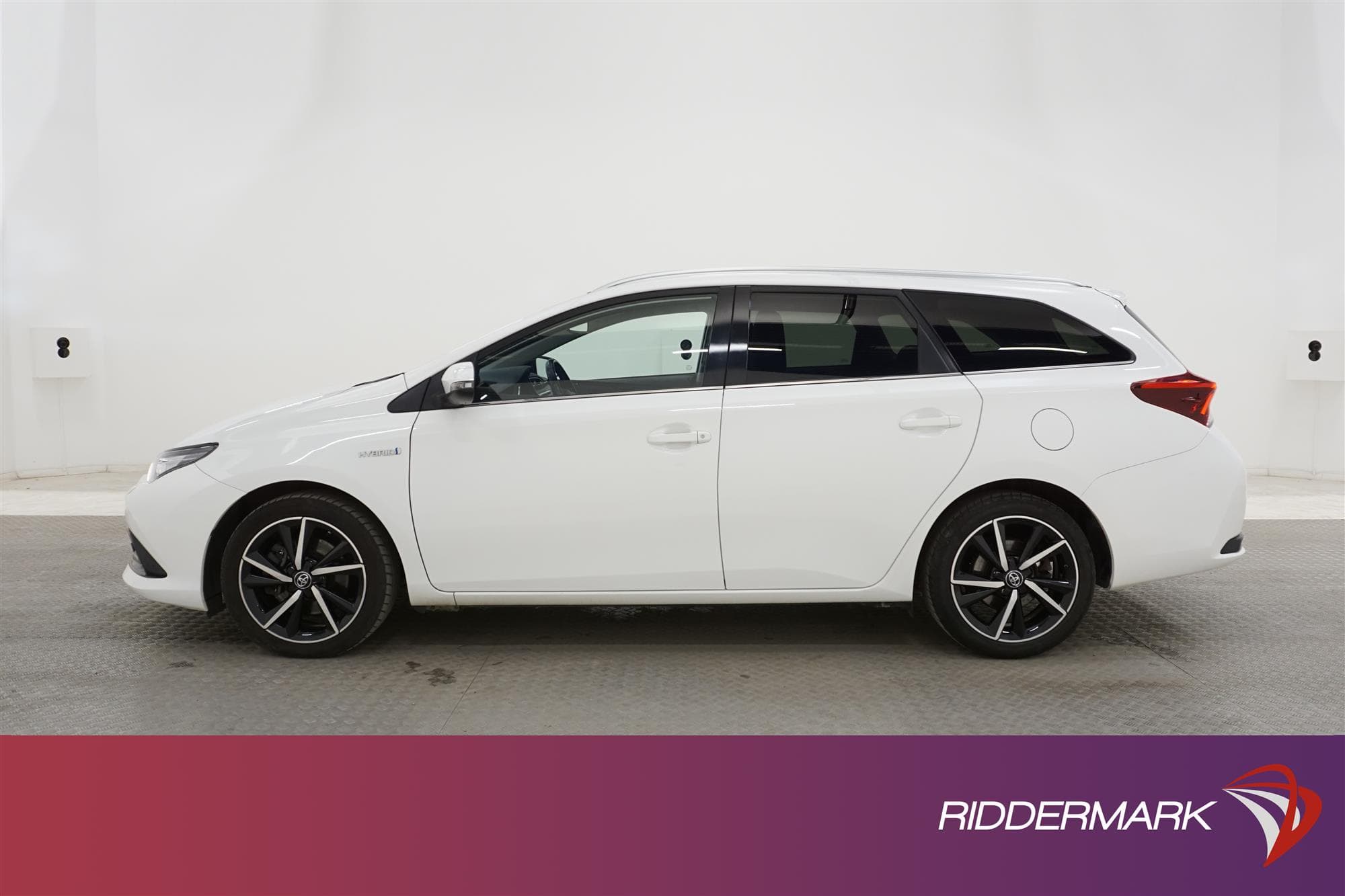Toyota Auris Hybrid e-CVT 136hk