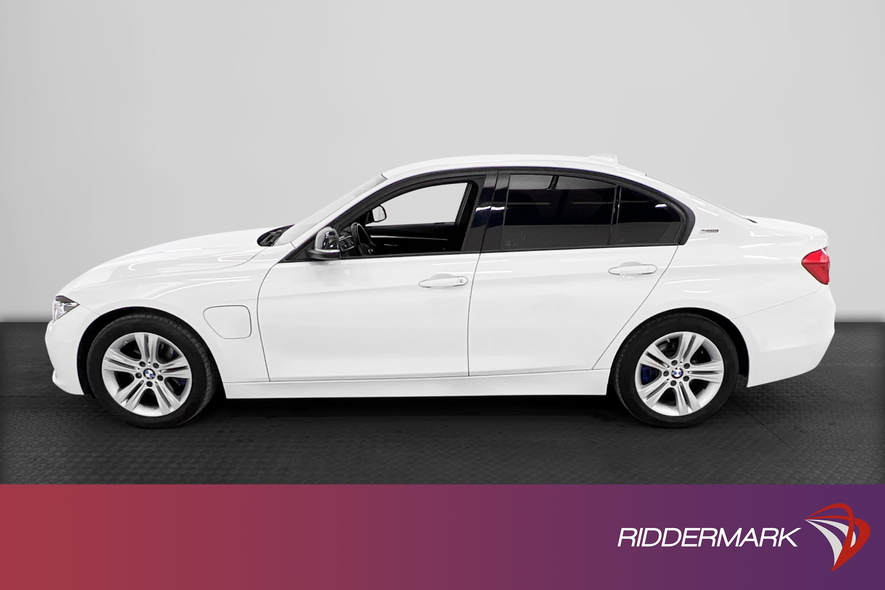 BMW 330e Sedan 252hk