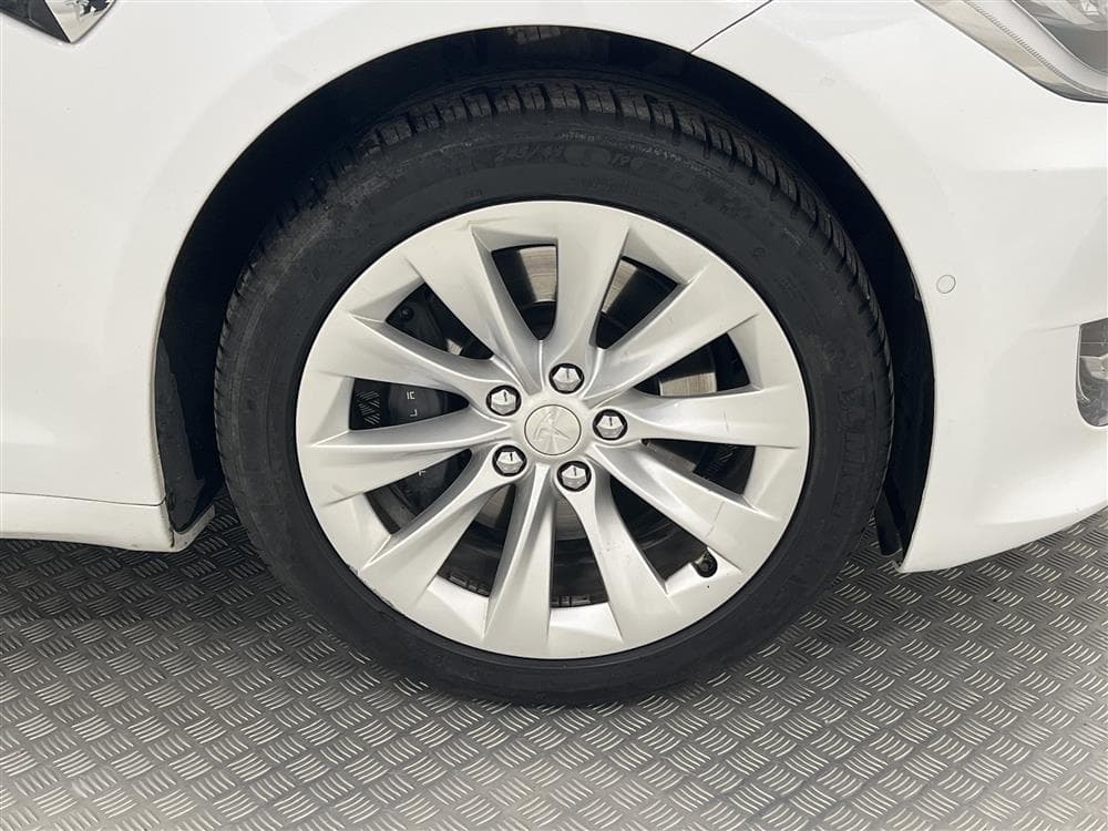 Tesla Model Standard Range AWD Luftfjädring AP Sv-såldinteriör