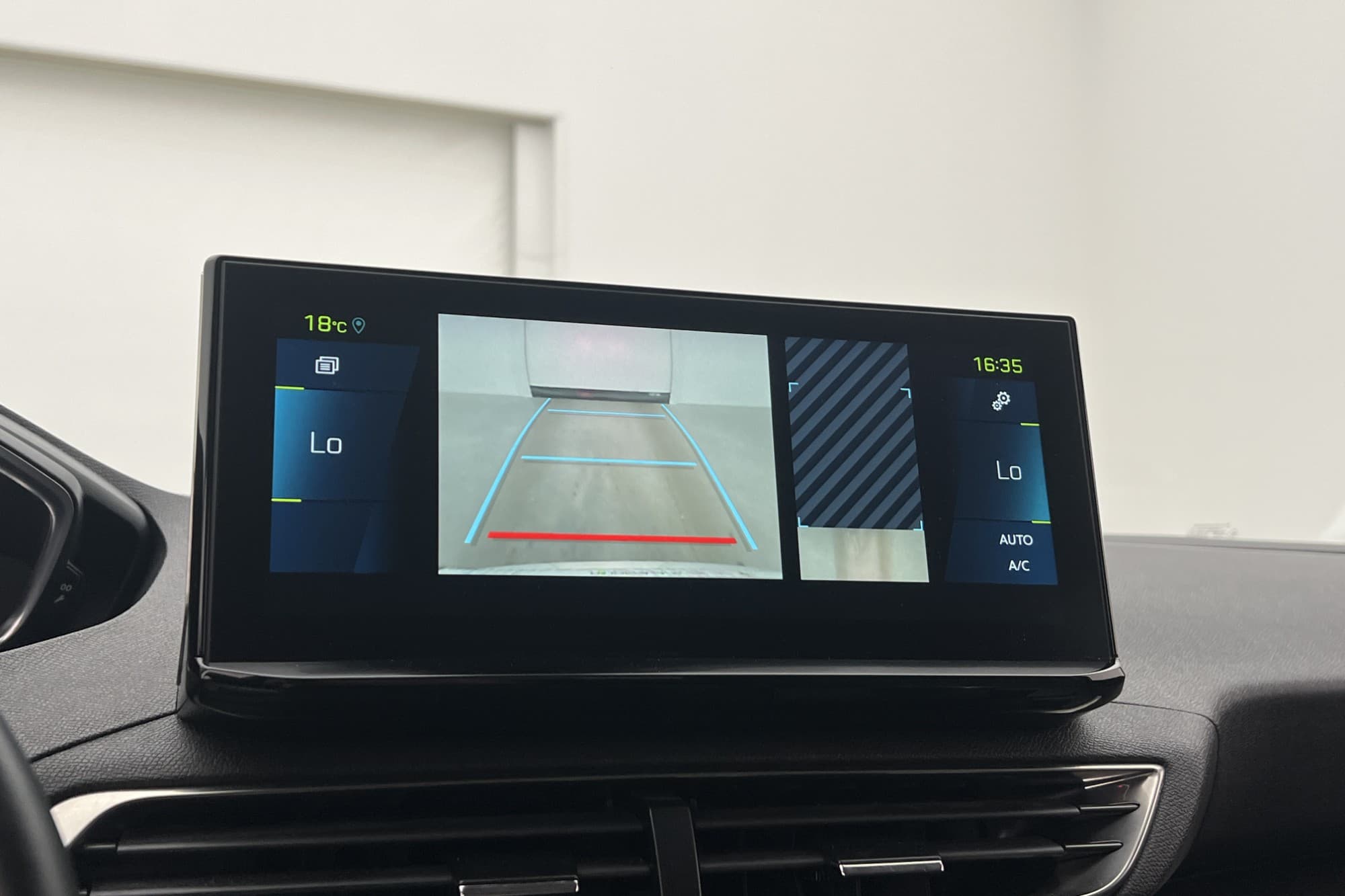 Peugeot 3008 HYBRID 225hk Allure Kamera CarPlay Halvskinn