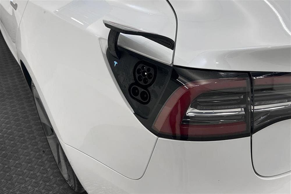 Tesla Model 3 Long Range AWD 440hk Svensksåld Premiuminteriör