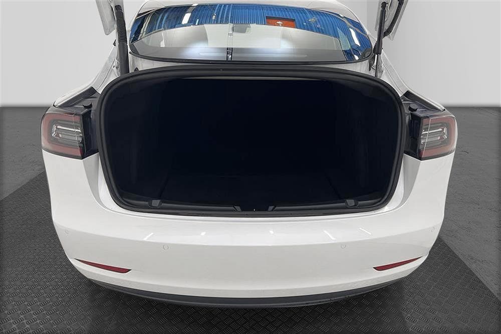 Tesla Model 3 Long Range AWD 440hk Svensksåld Premiuminteriör
