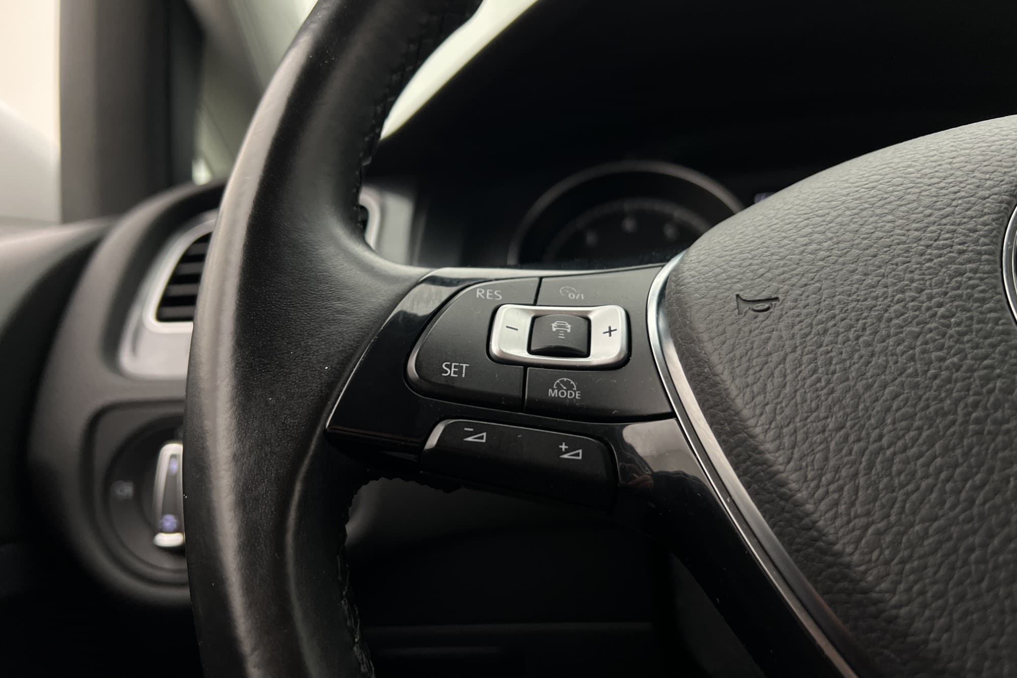 Volkswagen Golf 1.0 TSI 110hk R Line Kamera Carplay