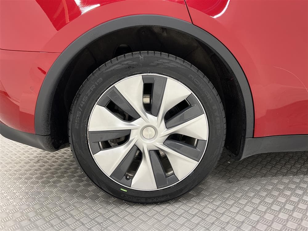 Tesla Model Y Long Range Dual AWD Pano Premium Svensksåld interiör