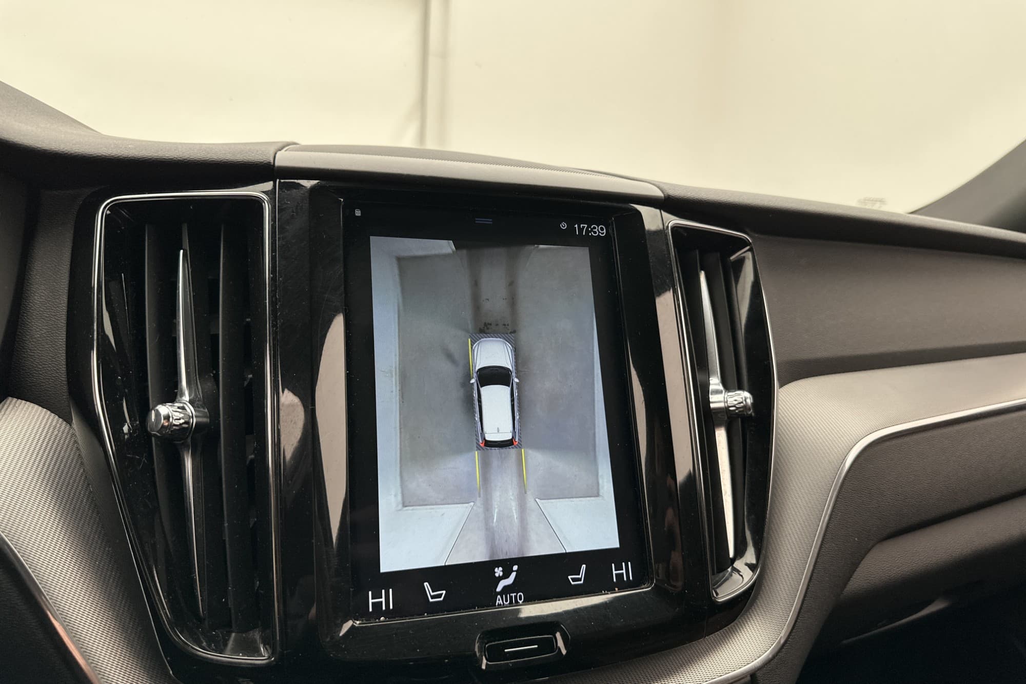 Volvo XC60 D4 AWD Inscription VOC Värmare HUD 360° MOMS