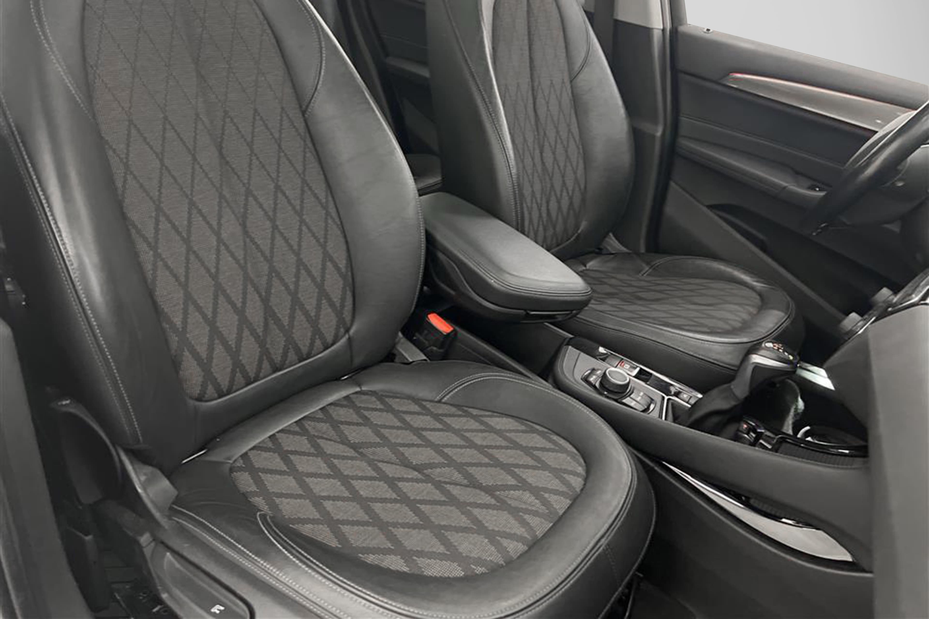 BMW X1 xDrive20d 190hk X-Line Värmare Panorama Keylessinteriör