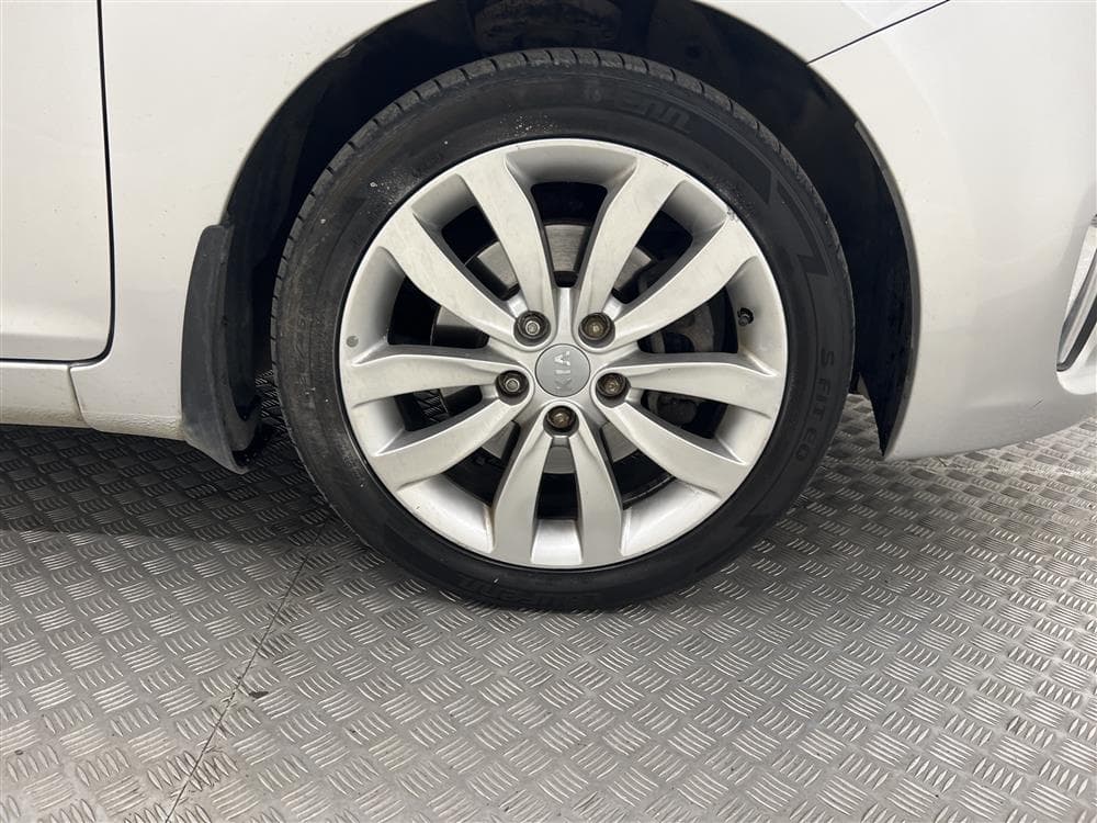 Kia Carens 115hk Motorvärmare 7-sits Välservad PDC 0,45l/milinteriör