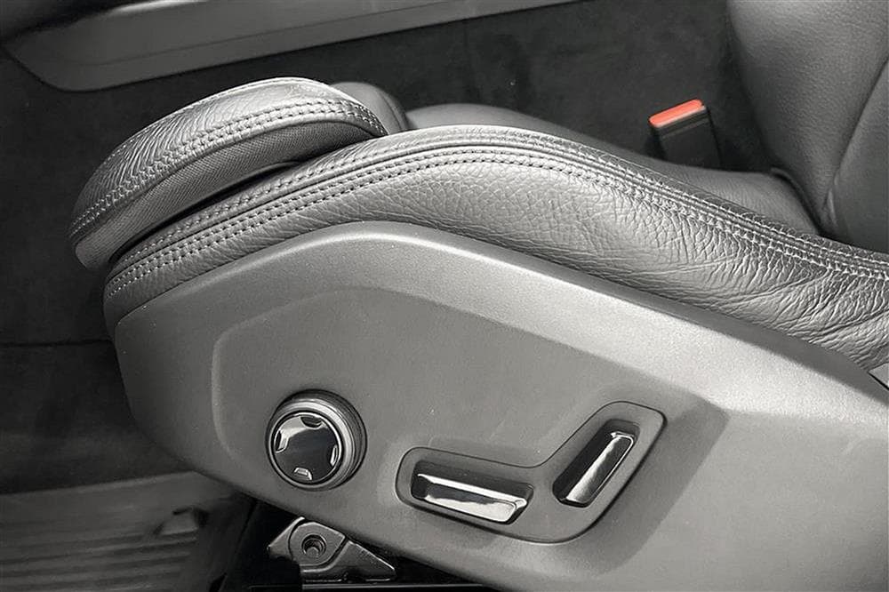 Volvo XC60 D4 AWD R-Design Voc Värmare  Panorama Skinn Naviinteriör