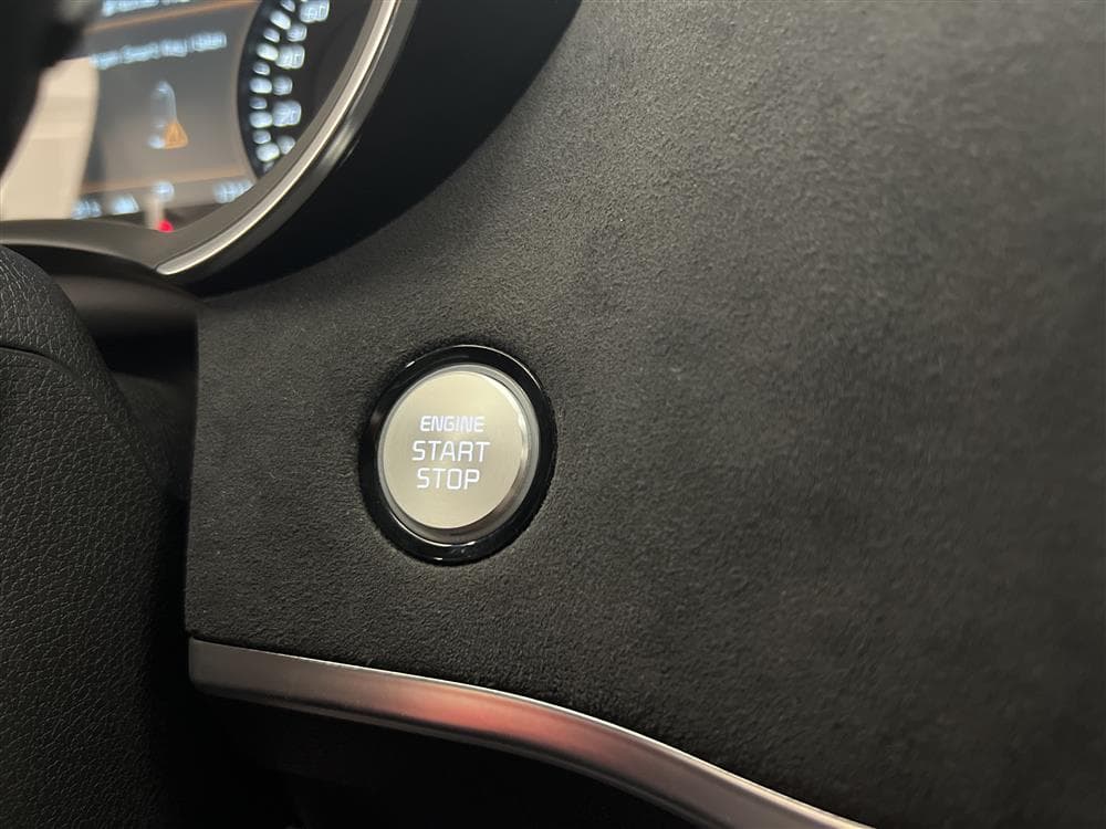 Kia Stinger GT 3.3 T-GDi AWD 370hk Pano H/K HUD 360° Naviinteriör