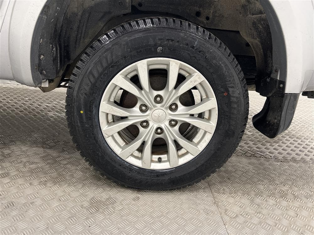 Mitsubishi L200 2.5 DI-D Aut 178hk Drag Kåpa interiör