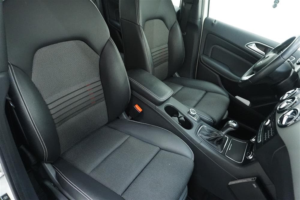 Mercedes-Benz B 180  122hk B-Kam P-Sens Drag M-Värm interiör
