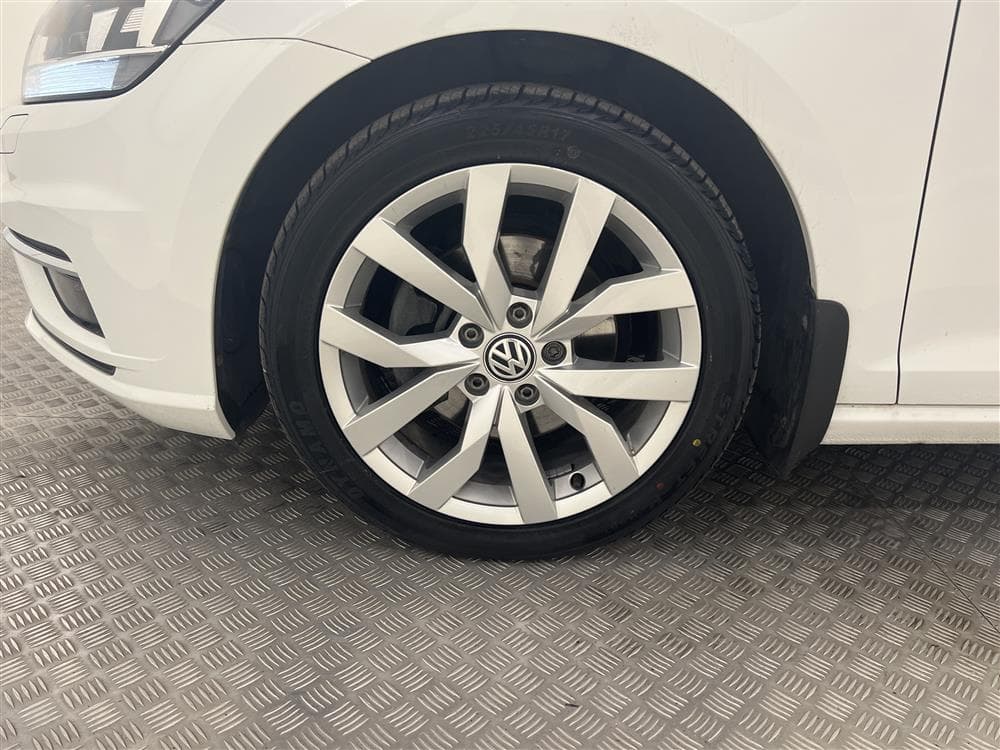 Volkswagen Golf 2.0 TDI 150hk Automat D-Värmare Faceliftinteriör