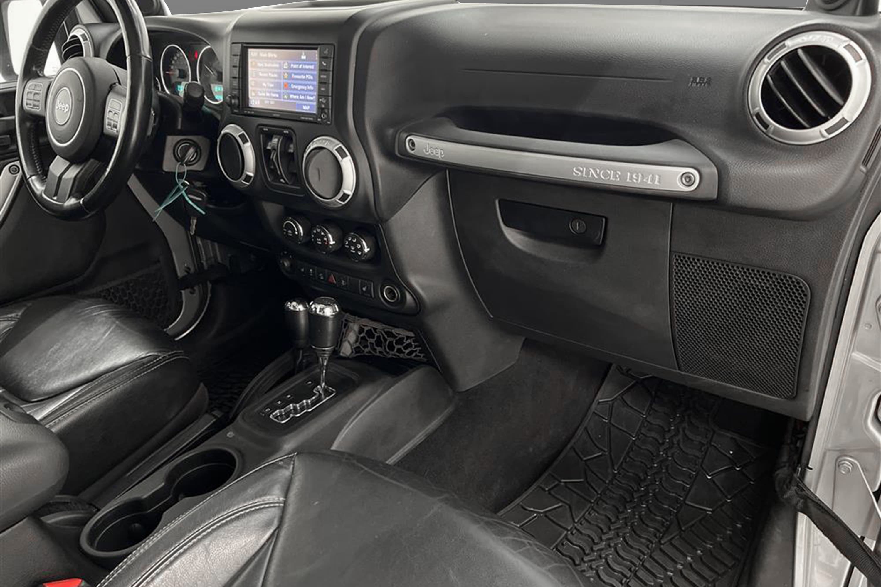 Jeep Wrangler 4WD Unlimited Sahara Edition Skinn Drag Naviinteriör