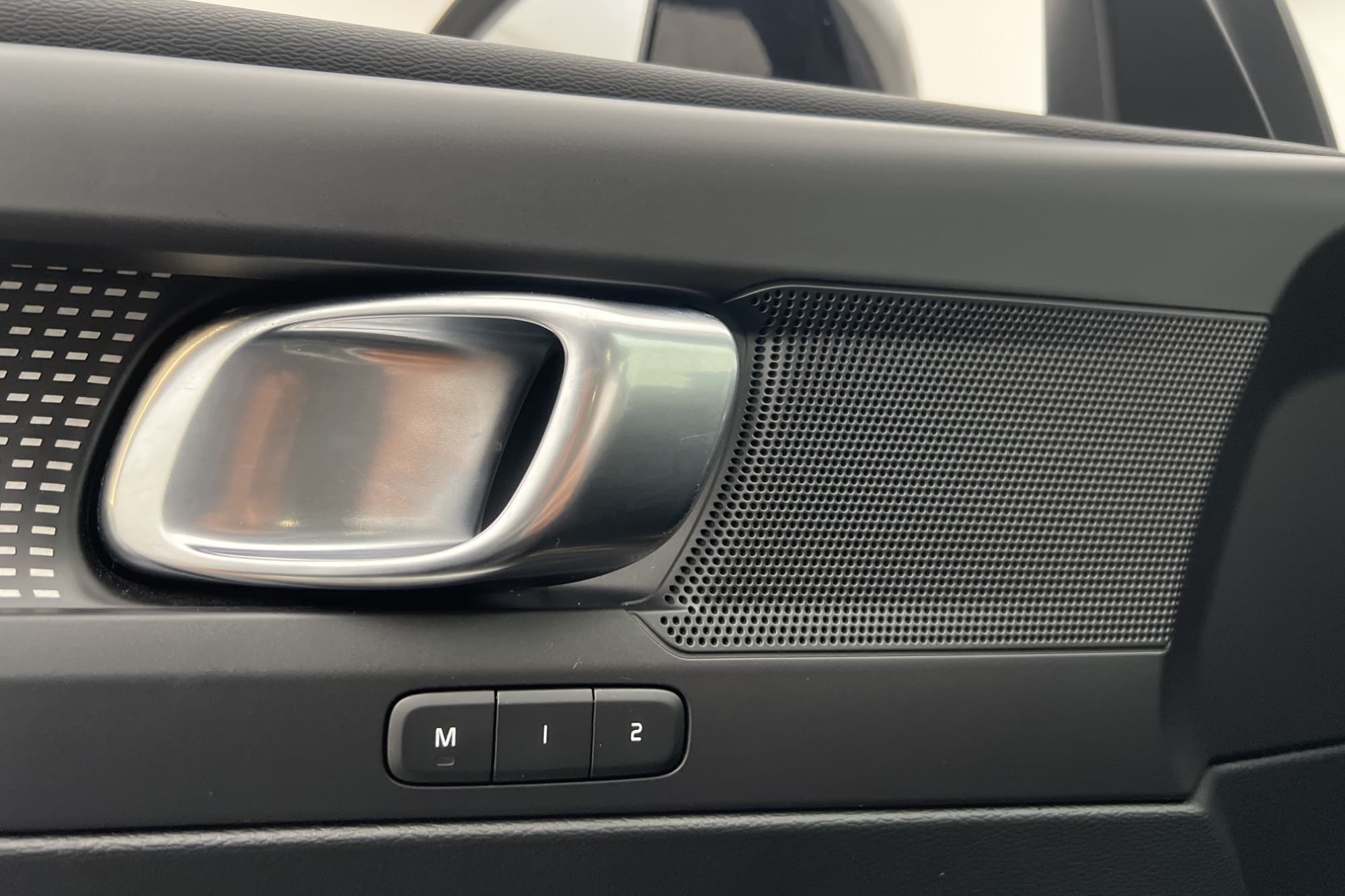 Volvo XC40 T4 R-Design Pano VOC Värmare Navi Sensorer Elstol