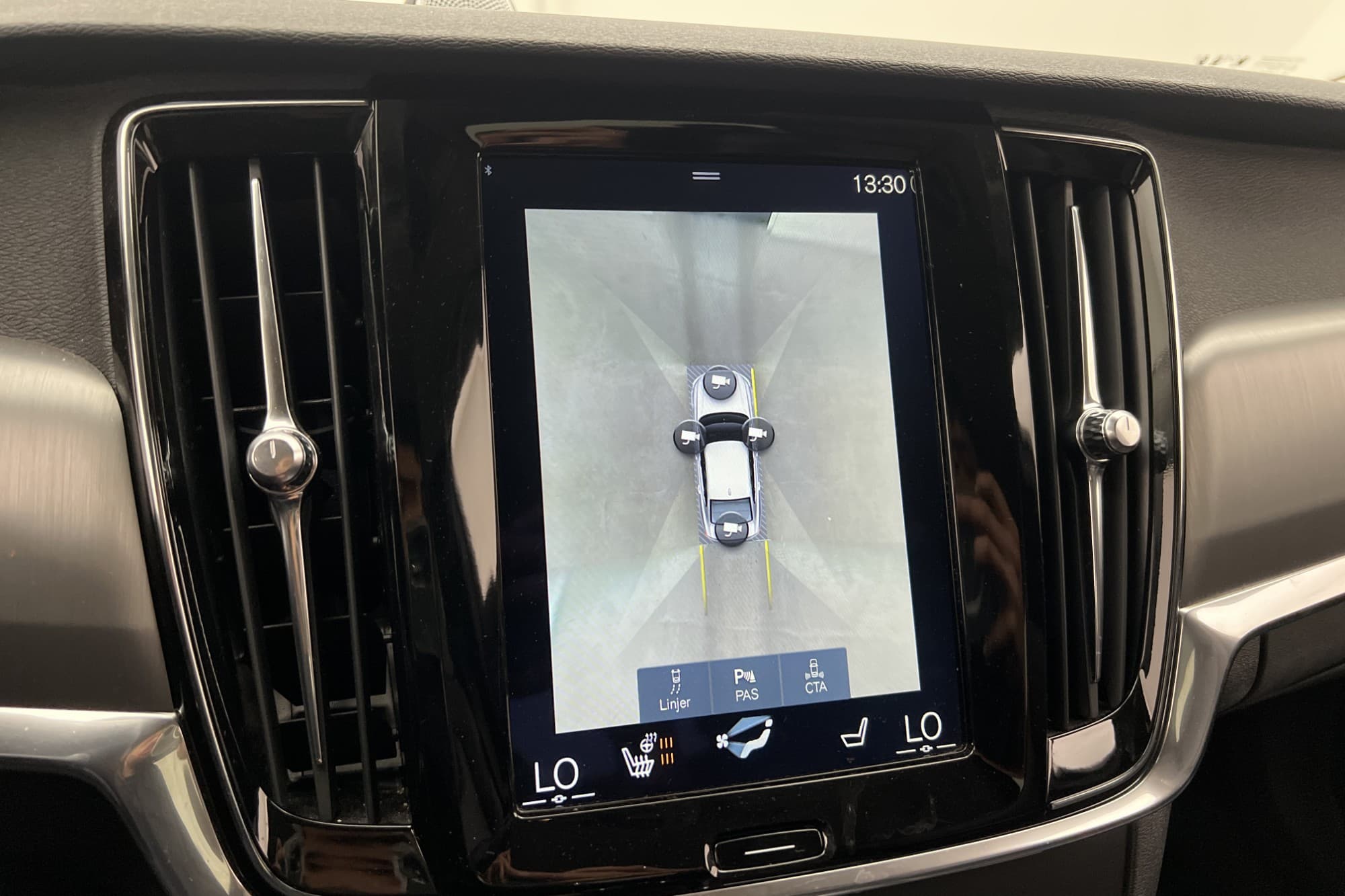 Volvo S90 D4 190hk Momentum VOC B&W Värm 360° HUD Navi Skinn