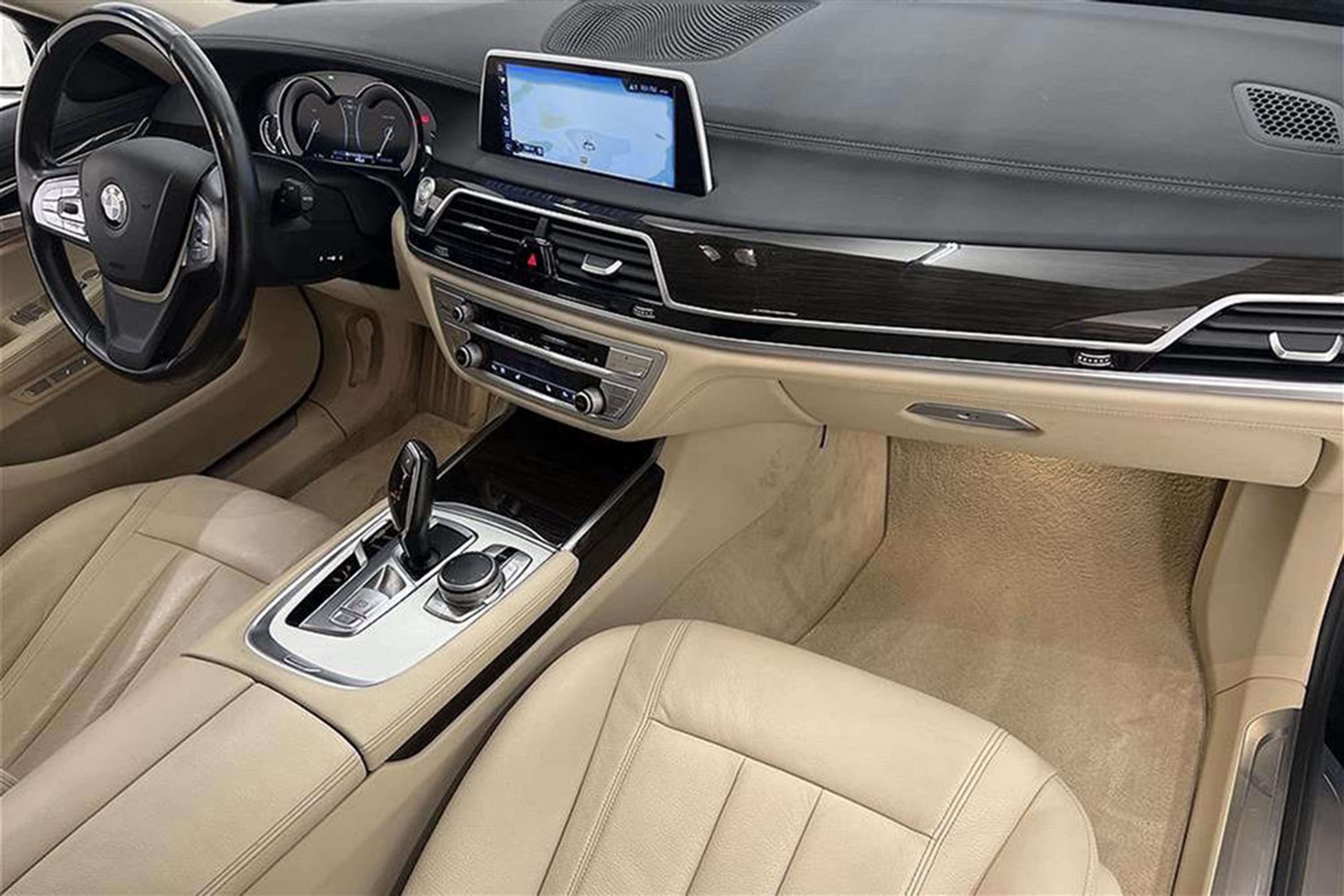 BMW 730d xDrive 265hk D-värm Skinn HiFi Navi Luftfjädringinteriör