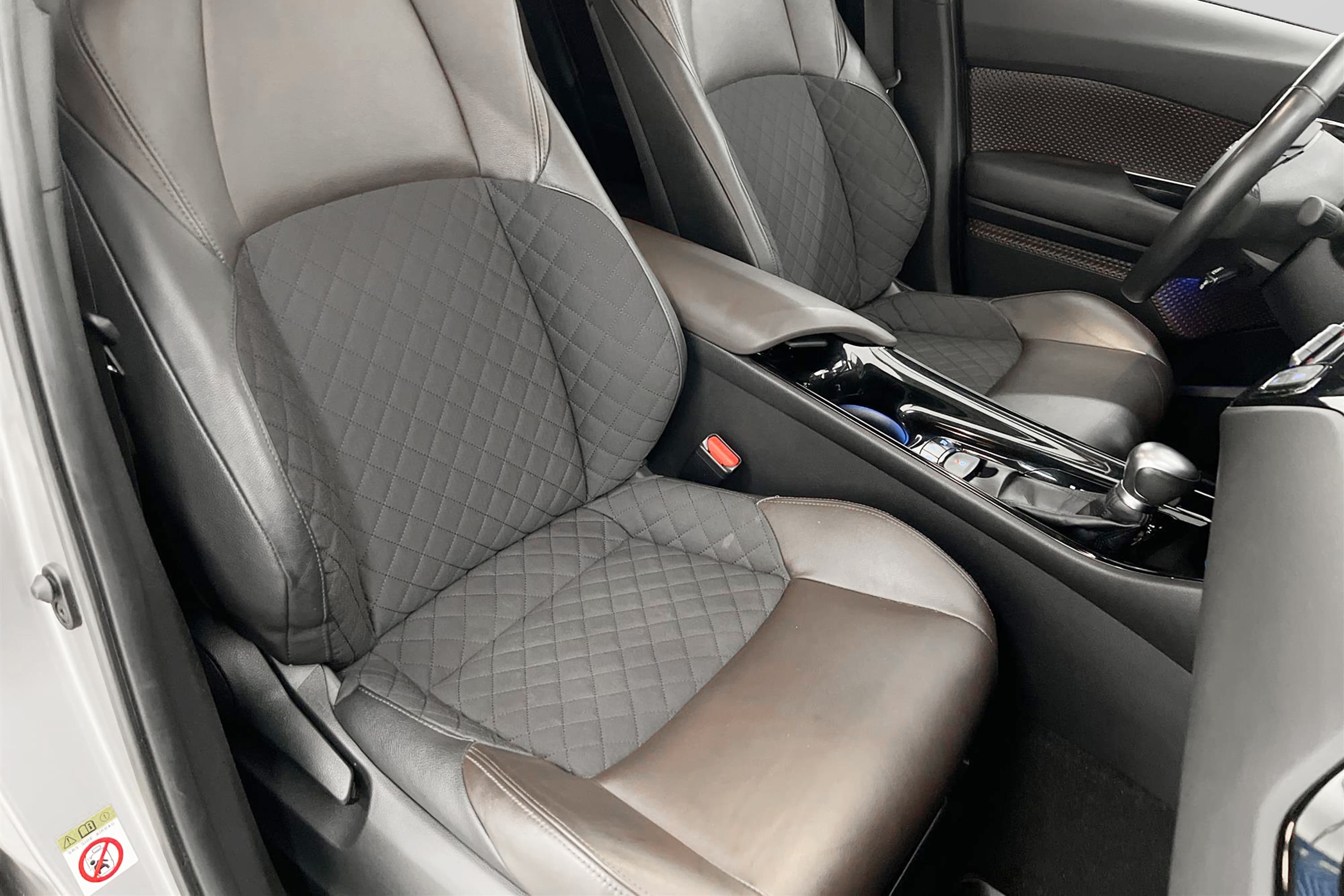Toyota C-HR Hybrid CVT 122hk Executive JBL Skinn Navi B-Kam