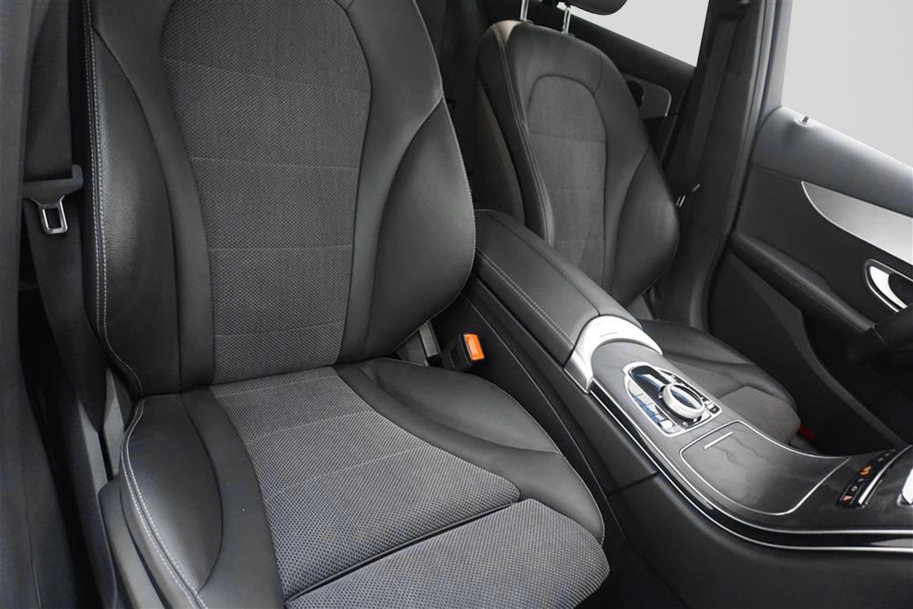 Mercedes-Benz C 220d Avantgarde Kamera Keyless Navi Drag interiör
