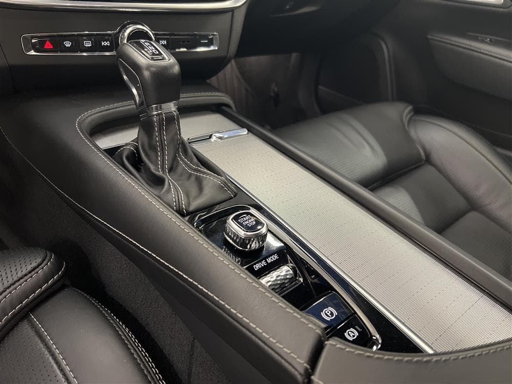 Volvo V90 D5 AWD 235hk R-Design B&W GPS HUD 360° Värmare 