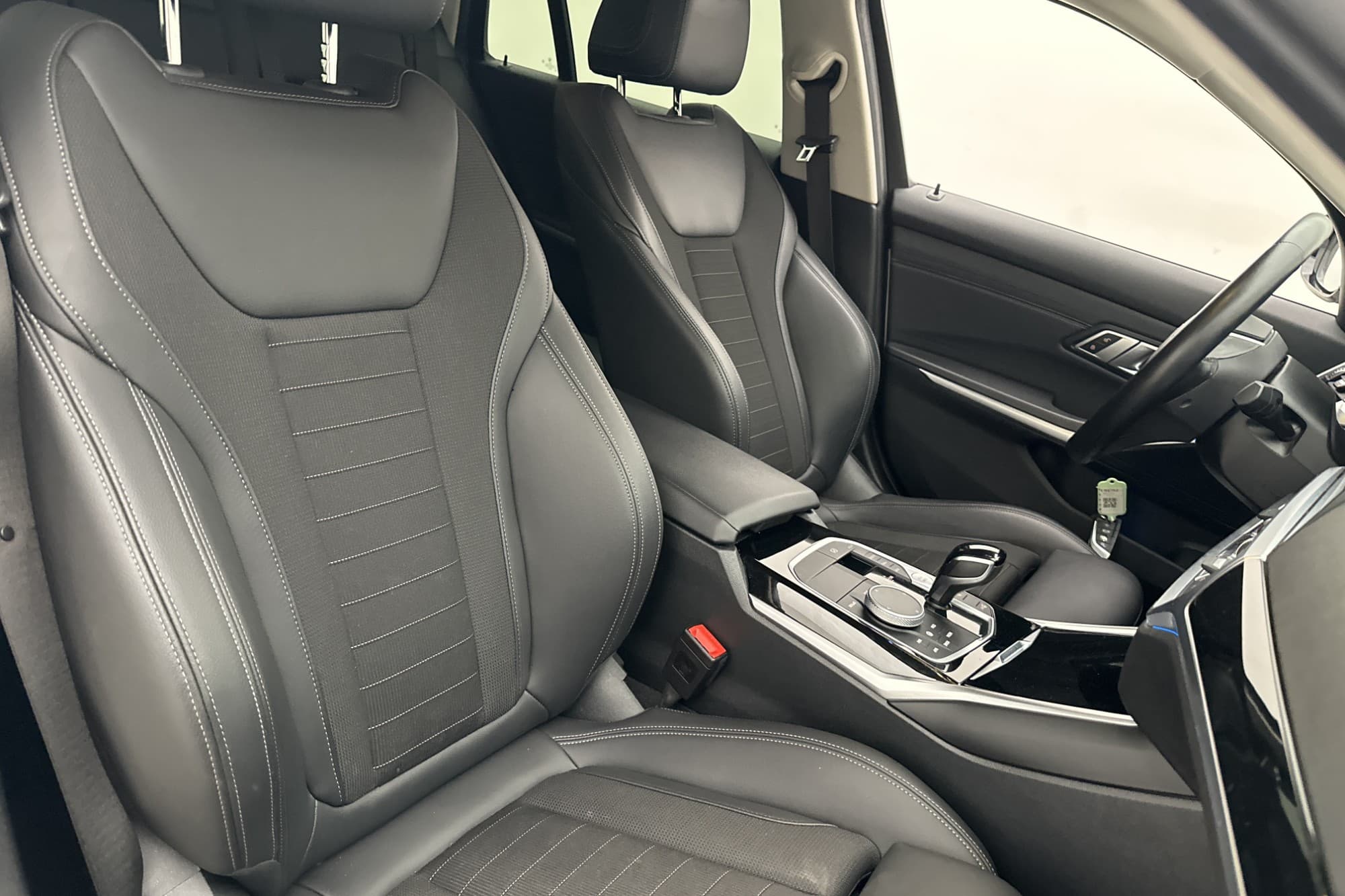 BMW 330e 292hk MOMS Sport Line Navi P-Sensorer Halvskinn