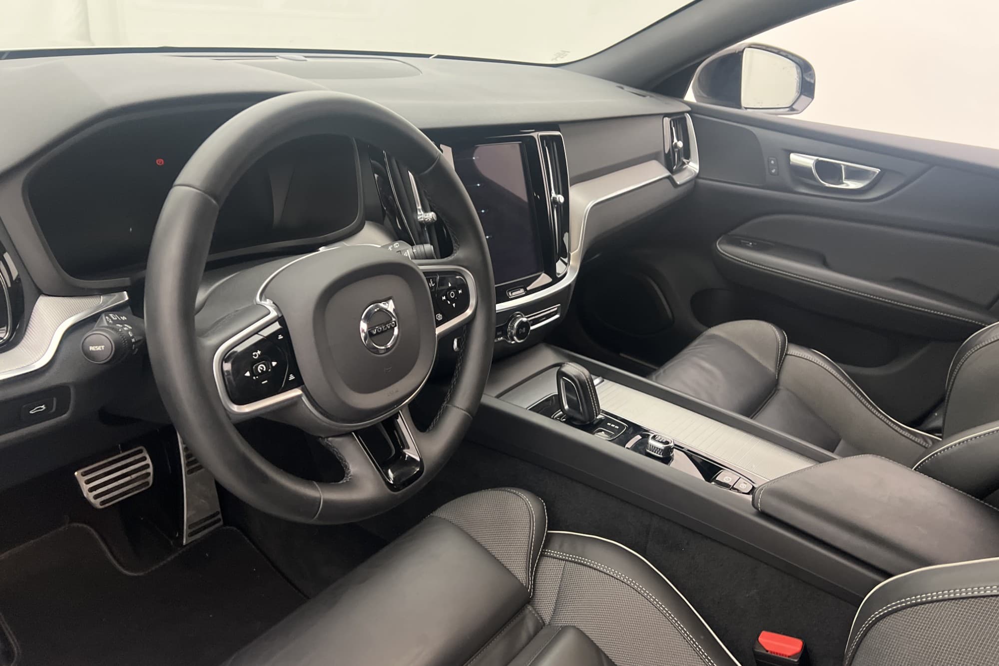 Volvo V60 B4 R-Design VOC Värmare Kamera CarPlay Drag Navi