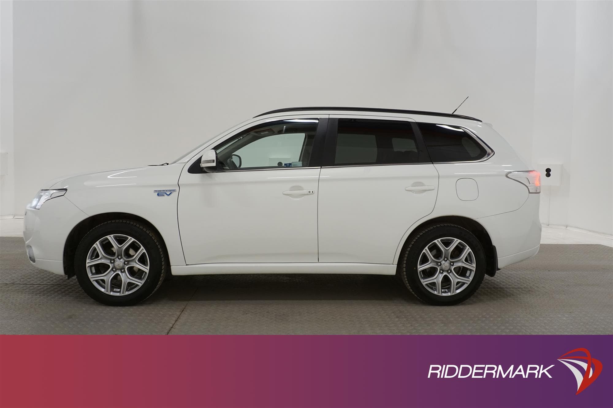 Mitsubishi Outlander 2.0 Hybrid 4WD  203hk Navi Drag B-Kam