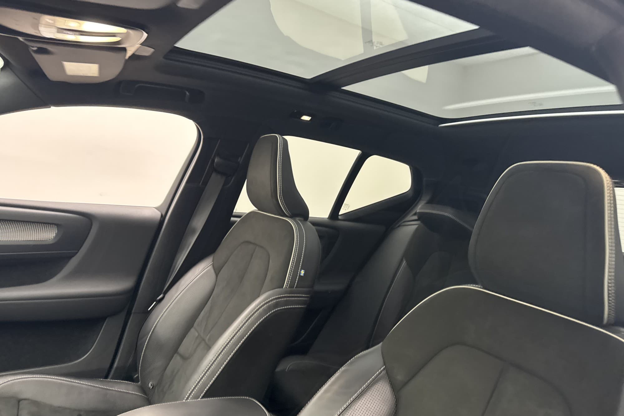 Volvo XC40 P8 AWD Recharge Pano H/K Värm CarPlay Drag 360°