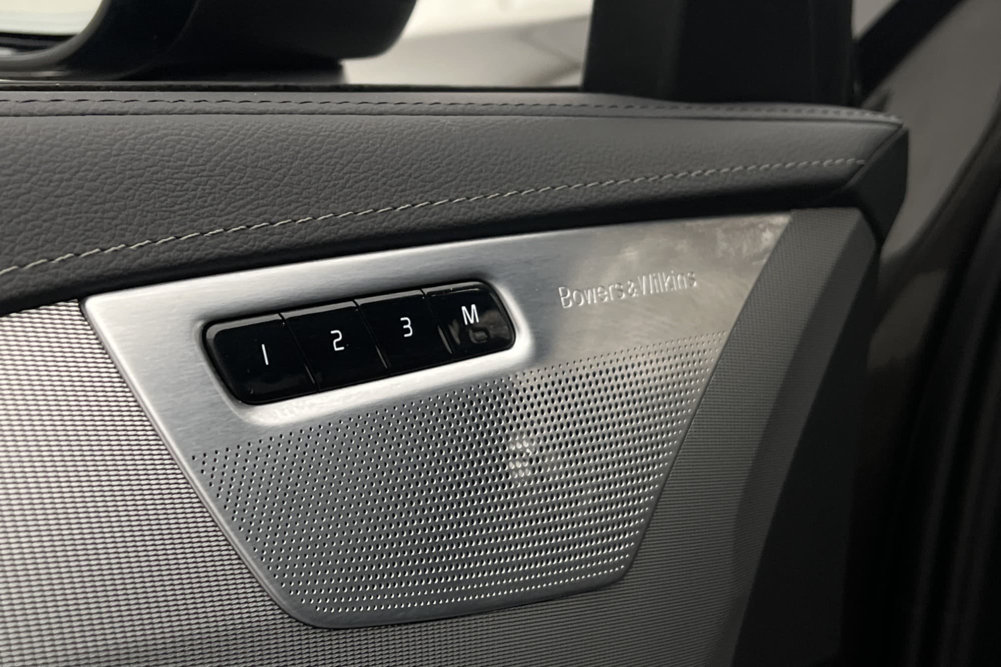 Volvo XC90 Recharge T8 Ultimate Dark 7-Sits B&W Drag Luftfjä