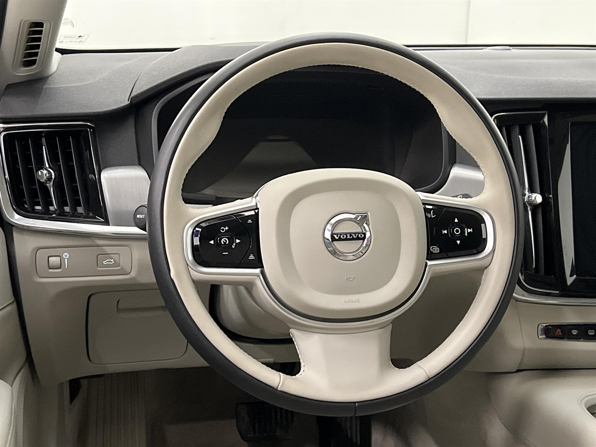 Volvo V90 D3 AWD 150hk Momentum Advanced VOC D-Värm Drag
