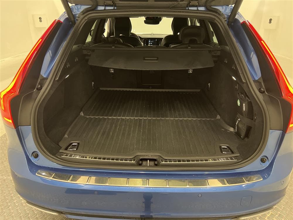 Volvo V90 D5 AWD 235hk R-Design B&W GPS HUD 360° Värmare 