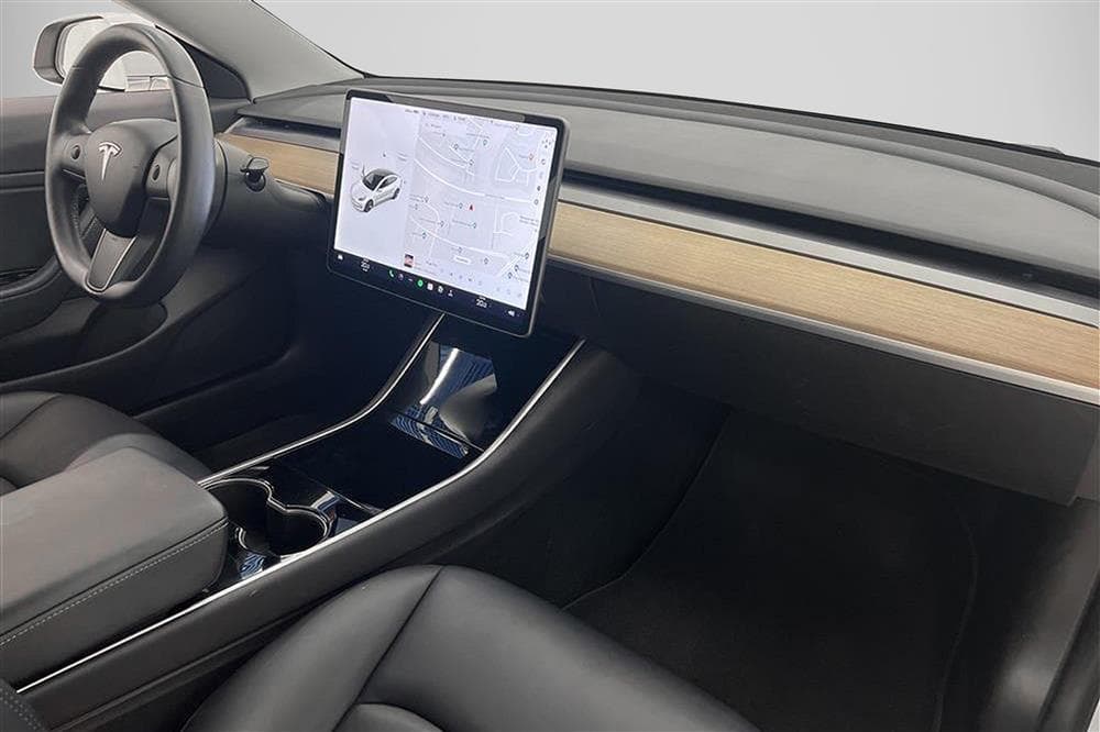 Tesla Model 3 Standard Range Plus 258hk Svensksåld Autopilotinteriör