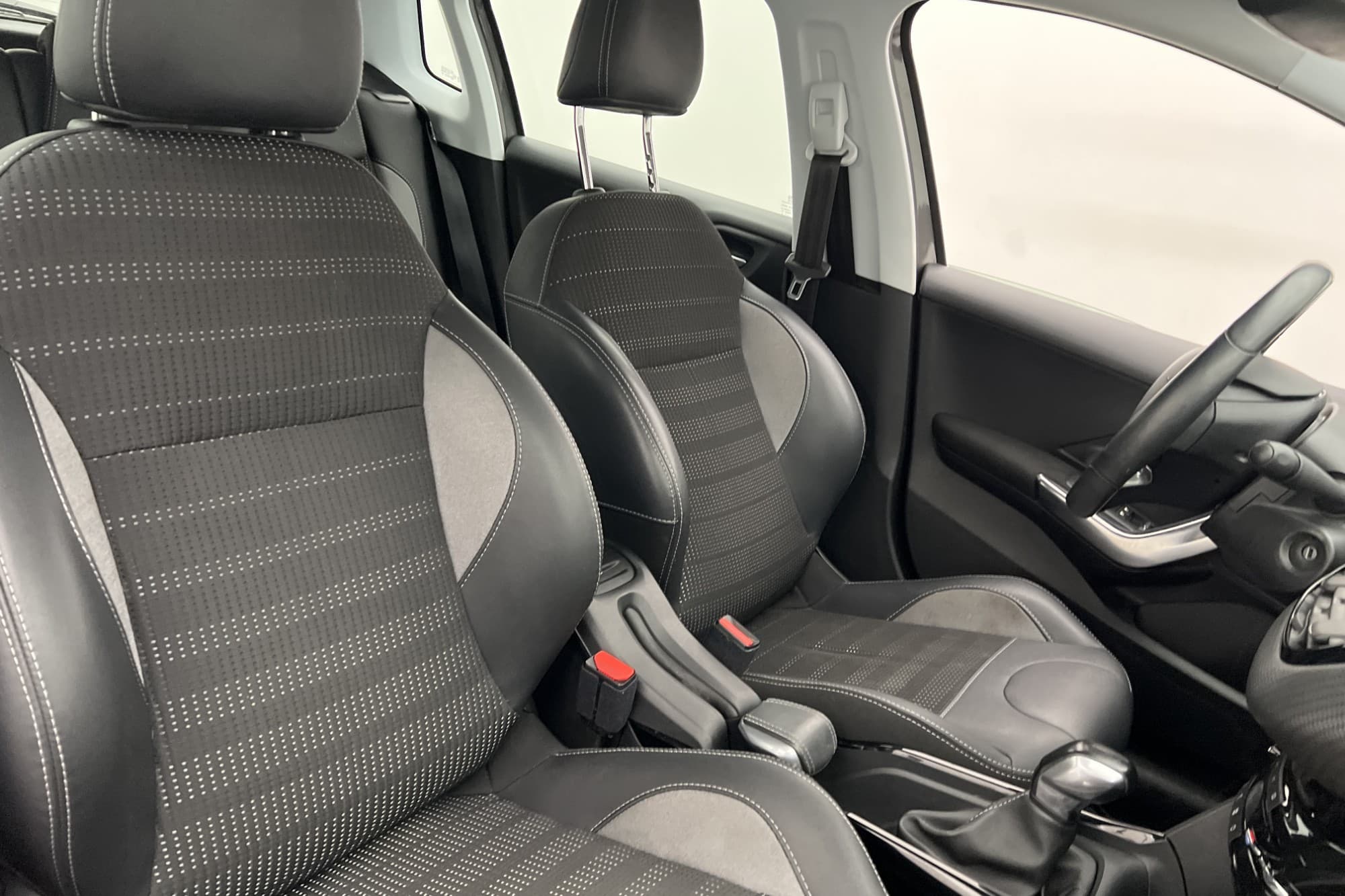 Peugeot 2008 1.2 83hk Allure Halvskinn Sensorer Farthållare