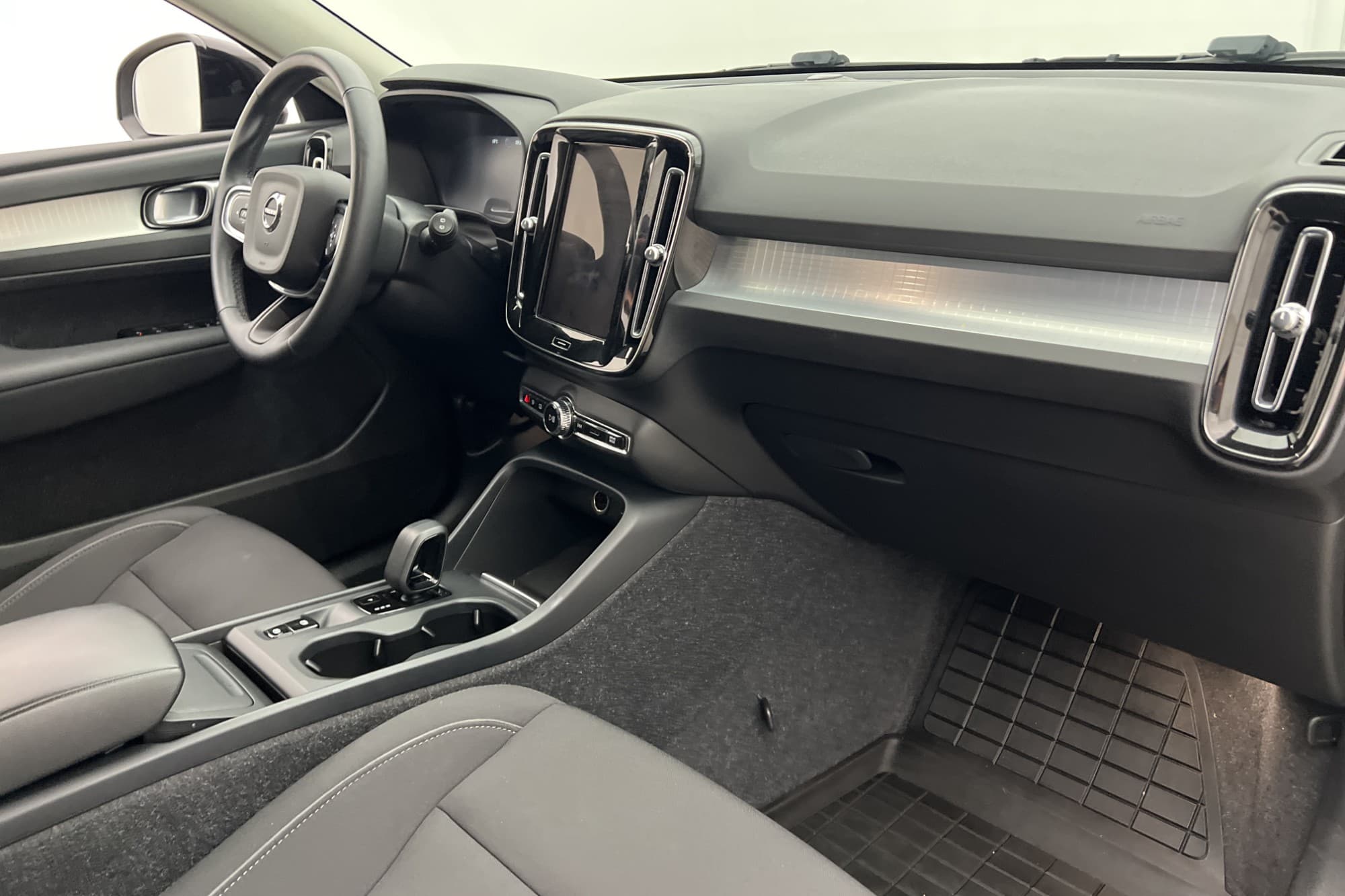 Volvo XC40 T2 129hk Momentum Kamera P-Värmare VOC CarPlay