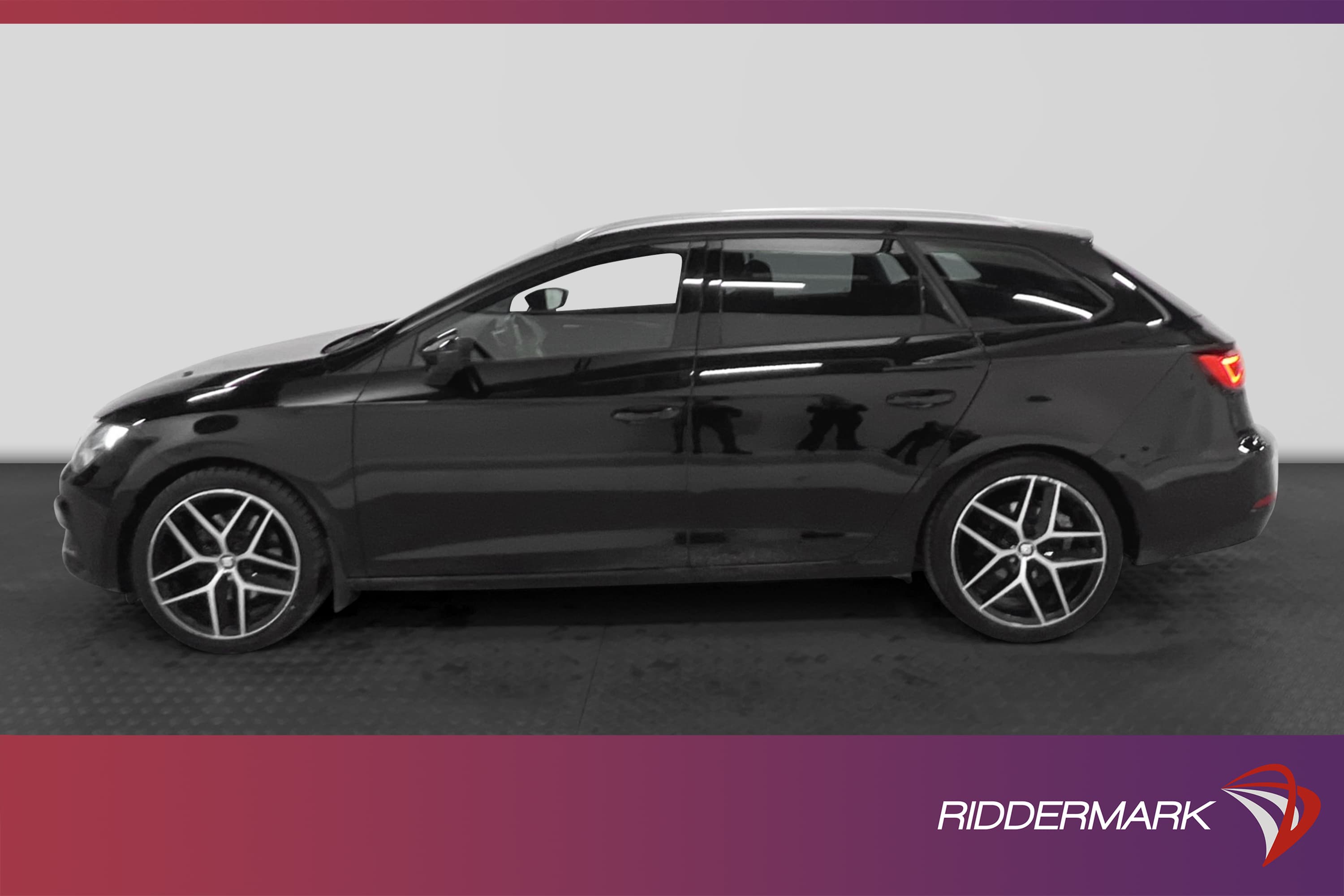 SEAT Leon ST 2.0 TSI FR Cockpit Drag Beats by Dre PDC 190hk