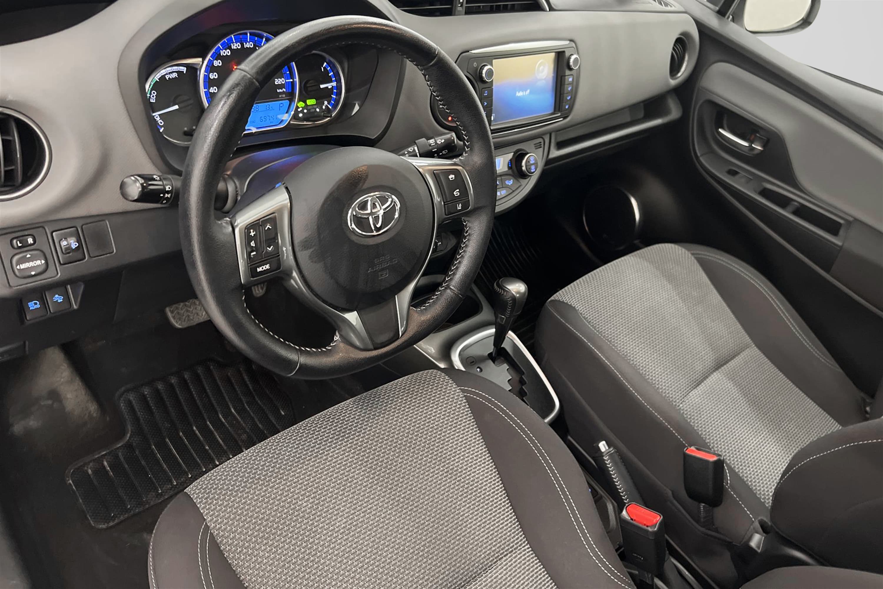 Toyota Yaris Hybrid e-CVT 101hk 2 Brukare B-Kam 360kr Skatt