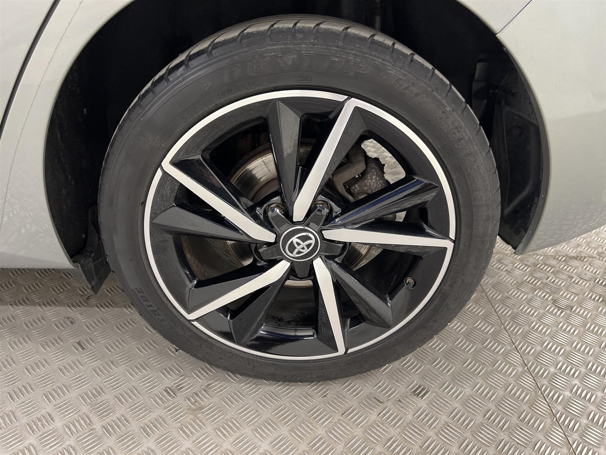 Toyota Auris Hybrid e-CVT 136hk B-Kam 360kr Skatt 0,39L/mil