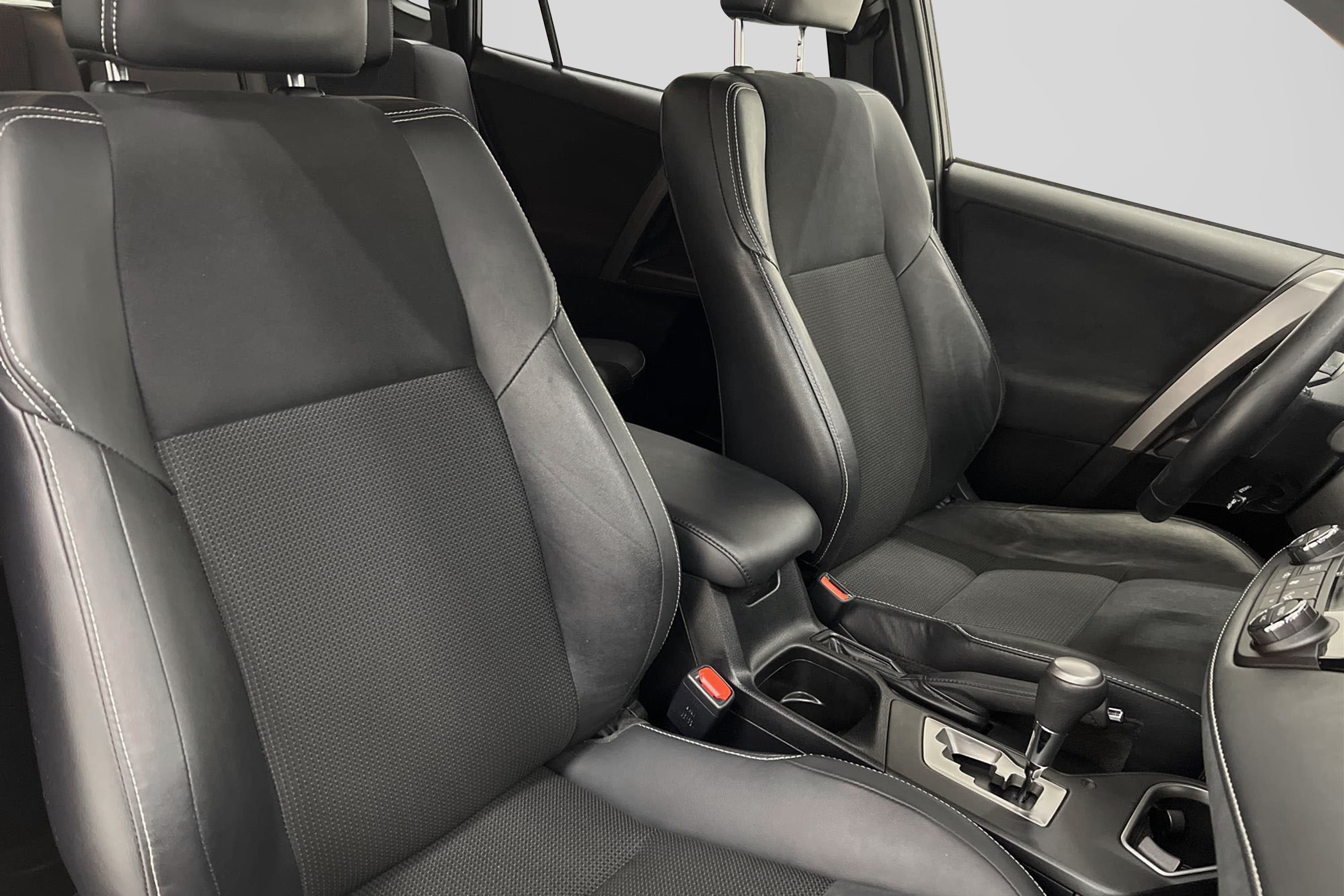 Toyota  Hybrid 2.5 AWD CVT 197hk M-Värm B-Kam Drag 0,56L/mil