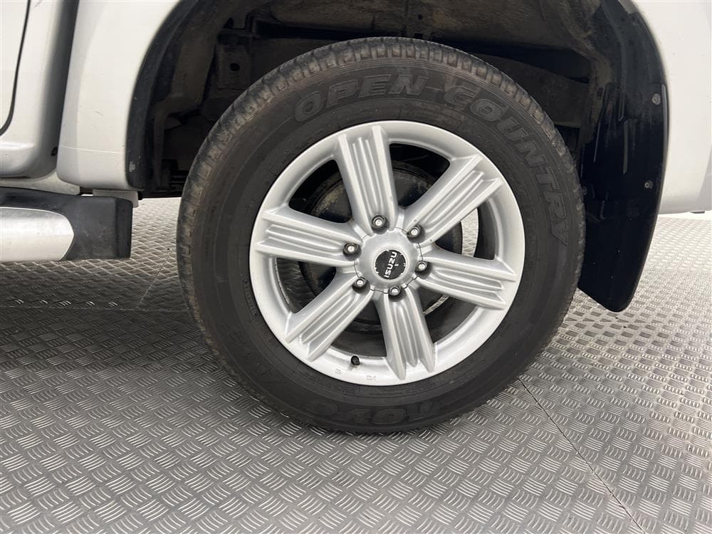 Isuzu D-MAX 1.9 DDI 4WD Automat Kamera Dragkrok Moms interiör