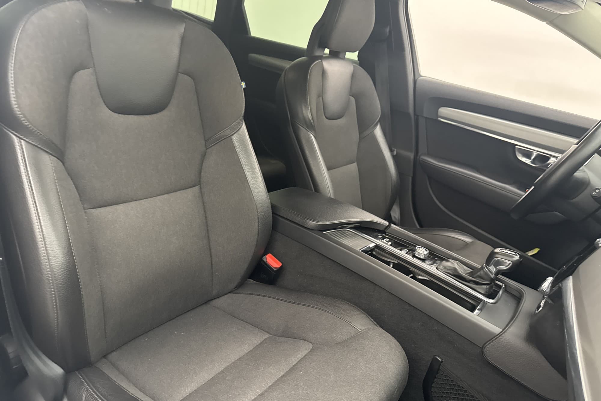 Volvo V90 D4 AWD 190hk Momentum VOC Värmare Navi BLIS Drag