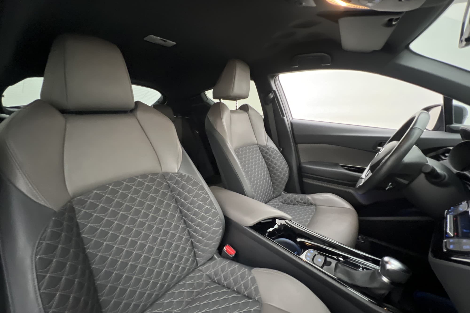 Toyota C-HR Hybrid 184hk Executive JBL Kamera Navi Rattvärme