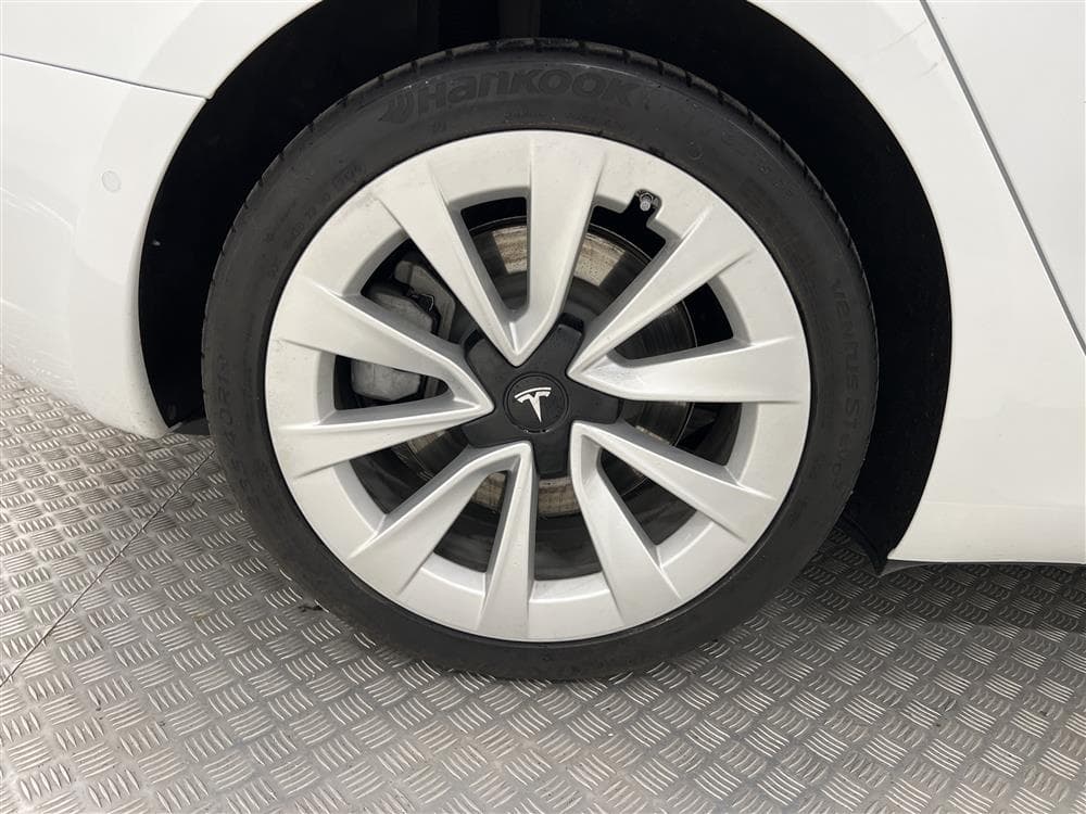 Tesla Model 3 Long Range AWD 440hk Svensksåld Premiuminteriör
