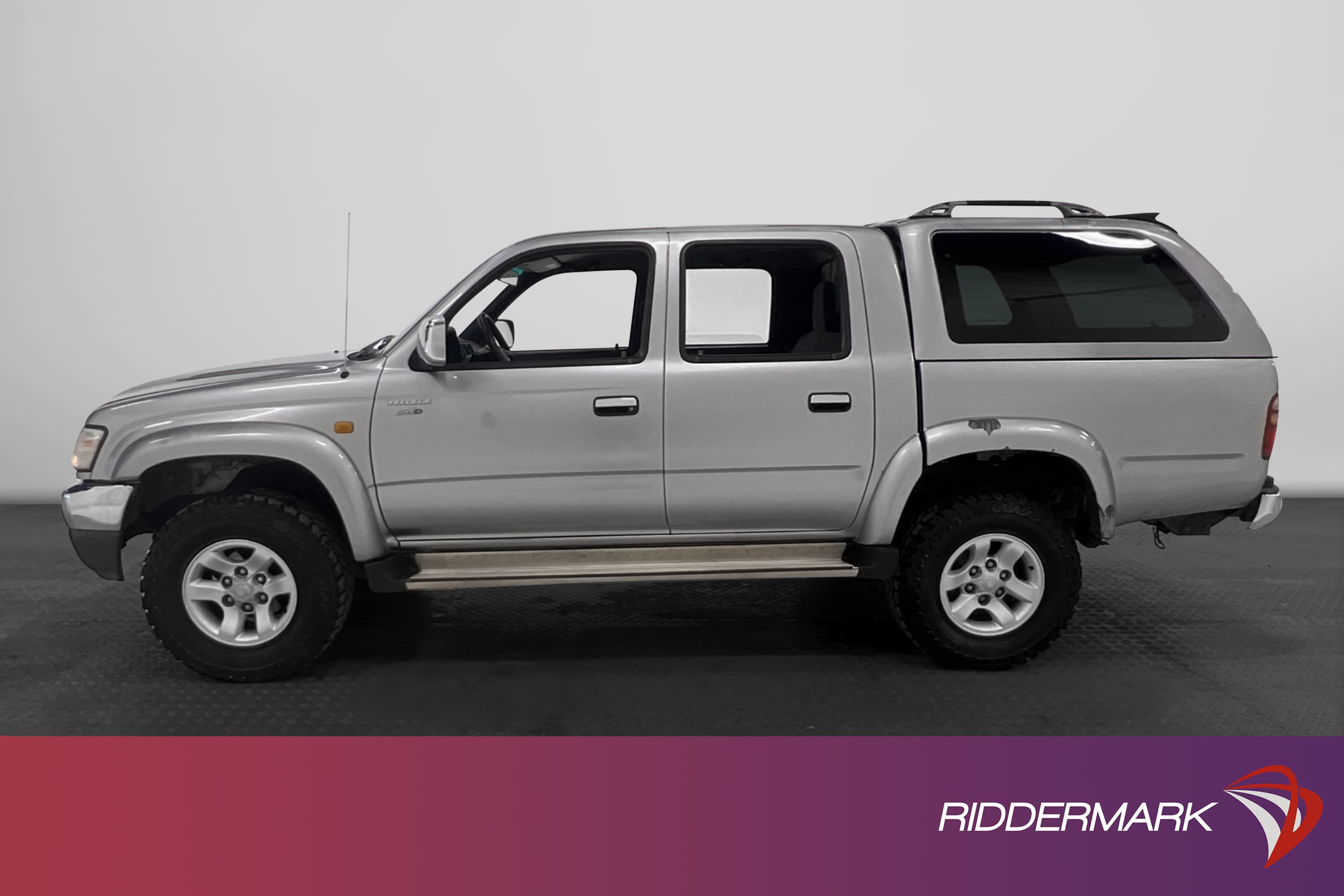 Toyota Hilux 2.5 4WD Ny-Kamrem Nyservad Drag Kåpa 1-Ägare
