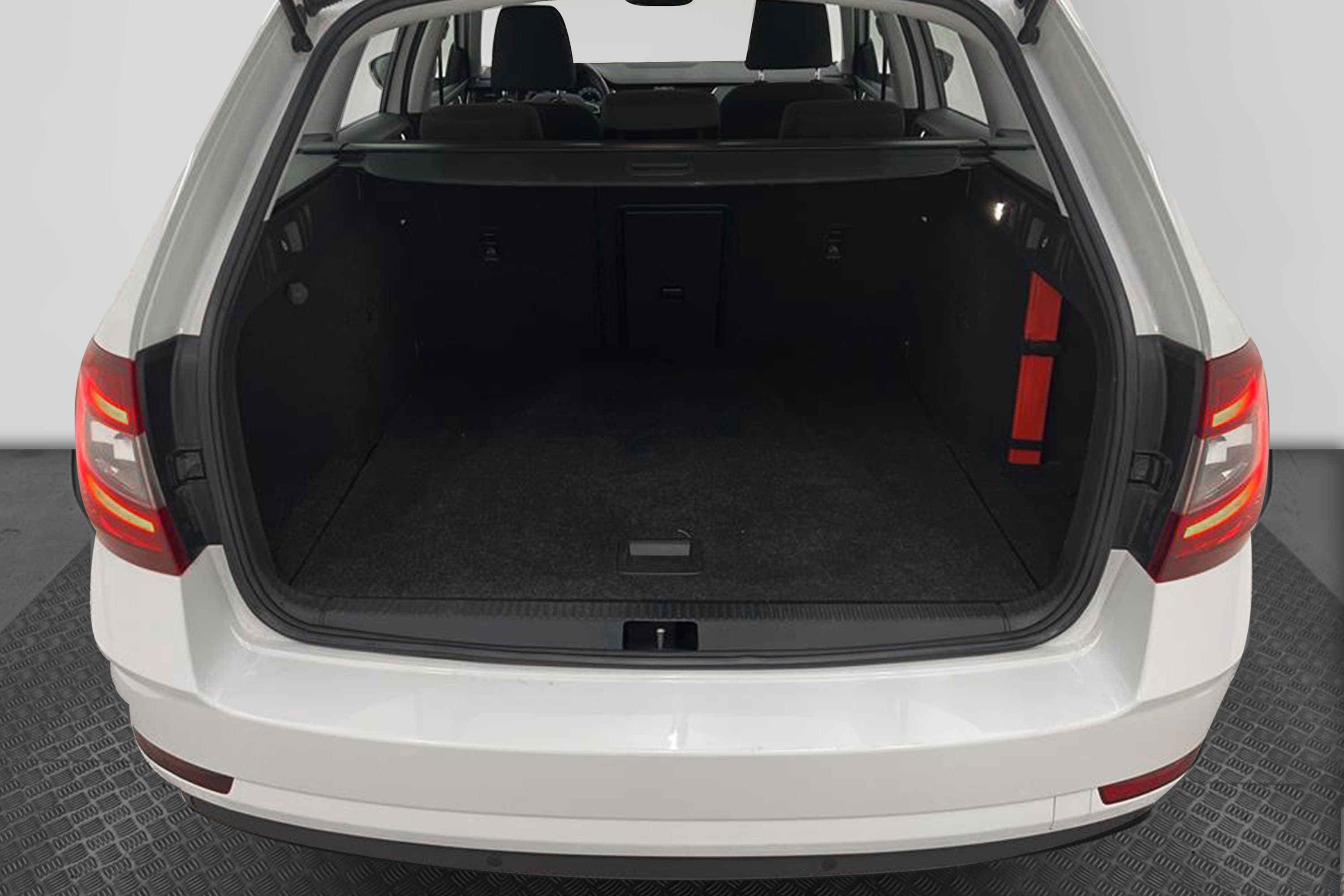 Skoda Octavia 2.0 TDI 150hk 4x4 M-värm Bluetooth 0.49l/milinteriör